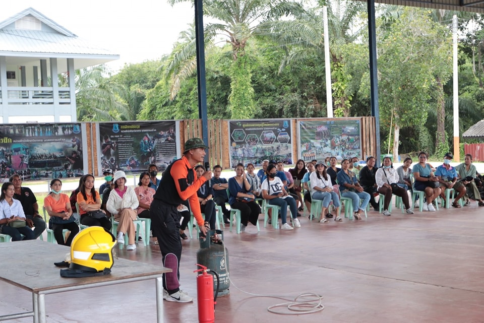 เมื่อวันที่ (91166) ตั้งแต่ เวลา 13.00น. นำโดย จ.ส.อ.ศราวุธ พฤกษามุก เจ้าพนักงานป้องกันและบรรเทาสาธารณภัย เป็นวิทยากรให้ความรู้เรื่องการป้องกันและบรรเทาสาธารณภัย
ให้กับหน่วยฝึก นักศึกษาวิชาทหาร มทบ.44 จัดกรรม open house เปิดบ้านต้อนรับผู้ปกครอง ณ หน่วยฝึกนศท.มทบ44 ค่ายเขตอุดมศักดิ์ อ.เมือง จ.ชุมพร
