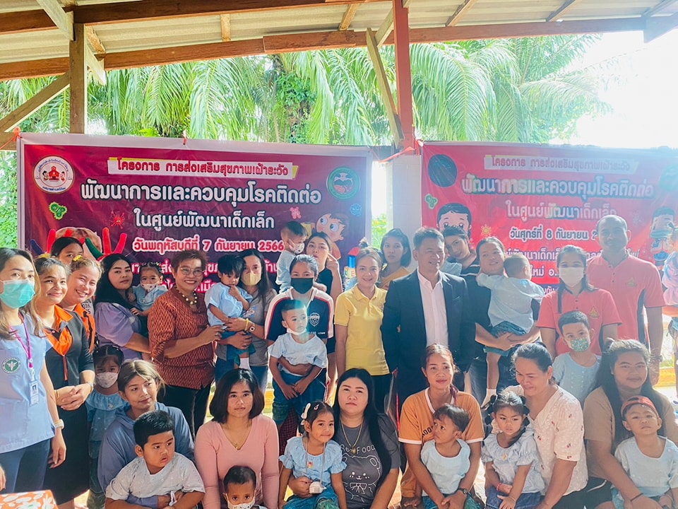 วันนี้(7/9/66) เวลา 09.00 น.
นายพรศักดิ์ พิมาน นายกเทศมนตรีตำบลวังใหม่เป็นประธานเปิด"โครงการส่งเสริมสุขภาพเฝ้าระวังพัฒนาการและควบคุมโรคติดต่อในศูนย์พัฒนาเด็กเล็ก จำนวน 2 ศูนย์ กลุ่มเป้าหมายเป็นผู้ปกครองและเด็กนักเรียนศูนย์พัฒนาเด็กเล็กบ้านท่าไม้ลาย และศูนย์พัฒนาเด็กเล็กเทศบาลตำบลวังใหม่ ทั้งนี้ได้รับการสนับสนุนวิทยากร จากผอ.รพ.สต.บ้านท่าไม้ลาย ณ.โรงพยาบาลส่งเสริมสุขภาพประจำตำบลบ้านท่าไม้ลาย หมู่ที่ 5 ต.วังใหม่ อ.เมือง จ.ชุมพร