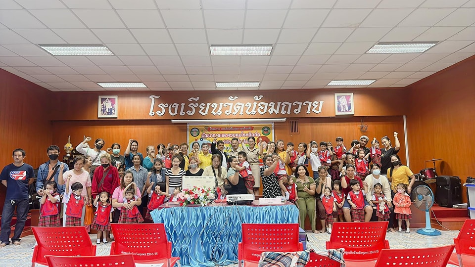 วันนี้ (11/9/66) เวลา 09.00น.
นาย พรศักดิ์ พิมาน นายกเทศมนตรีตำบลวังใหม่ เป็นประธานเปิดอบรม"โครงการ การส่งเสริมสุขภาพเฝ้าระวังพัฒนาการและควบคุมโรคติดต่อในศูนย์พัฒนาเด็กเล็ก"  โดยมีผอ.โรงเรียนวัดน้อมถวาย หัวหน้าสำนักปลัด ร่วมเป็นเกียรติ ซึ่งกลุ่มเป้าหมายเป็นนักเรียน ศพด.และผู้ปกครองนักเรียน ทั้งนี้ได้รับการสนับสนุนวิทยากร คุณ เกษร ไหมชู ผอ รพ.สต.วังใหม่
ณ ห้องประชุมโรงเรียนวัดน้อมถวาย หมู่ที่ 2 ต.วังใหม่ อ.เมือง จ.ชุมพร