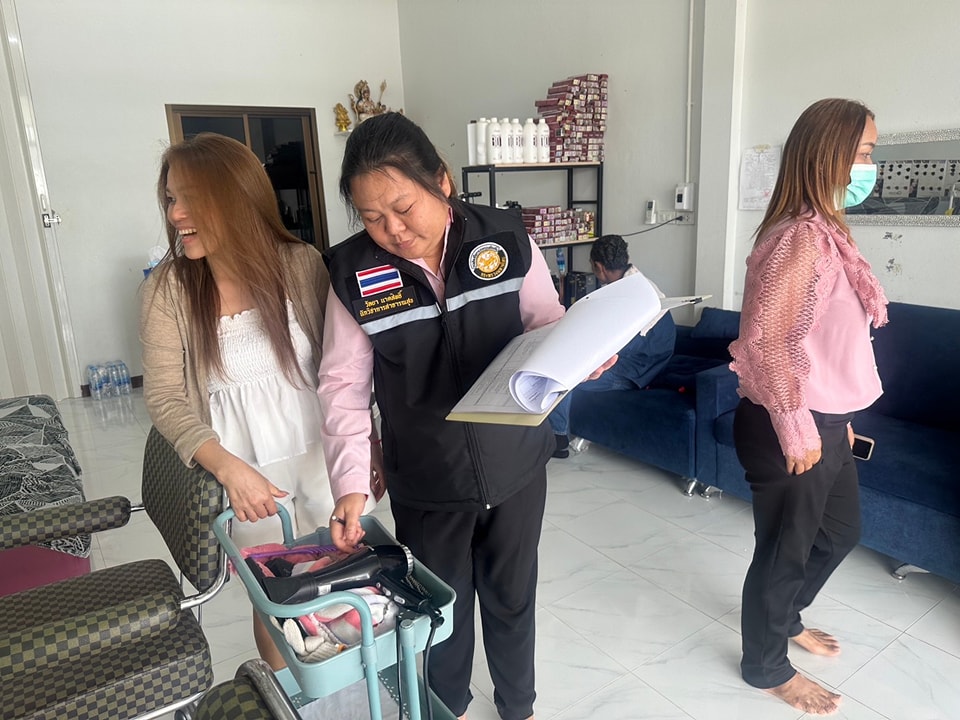 วันนี้ (14/2/67) เวลา13.00 น.
นำโดย นางสาว พรพรรณ แย้มมยาสุจริต หัวหน้าสำนักปลัด พร้อมด้วย นางวัลยา นาคสิทธิ์
นักวิชาการสาธารณสุข ลงพื้นที่ตรวจกิจการที่เป็นอันตรายต่อสุขภาพประเภทสถานที่เกี่ยวกับงานบริการการประกอบกิจการร้านเสริมสวย ณ ร้านเสริมสวยบิวตี้ซาลอน หมู่ที่ 6 ต.วังใหม่ อ.เมือง จ.ชุมพร
