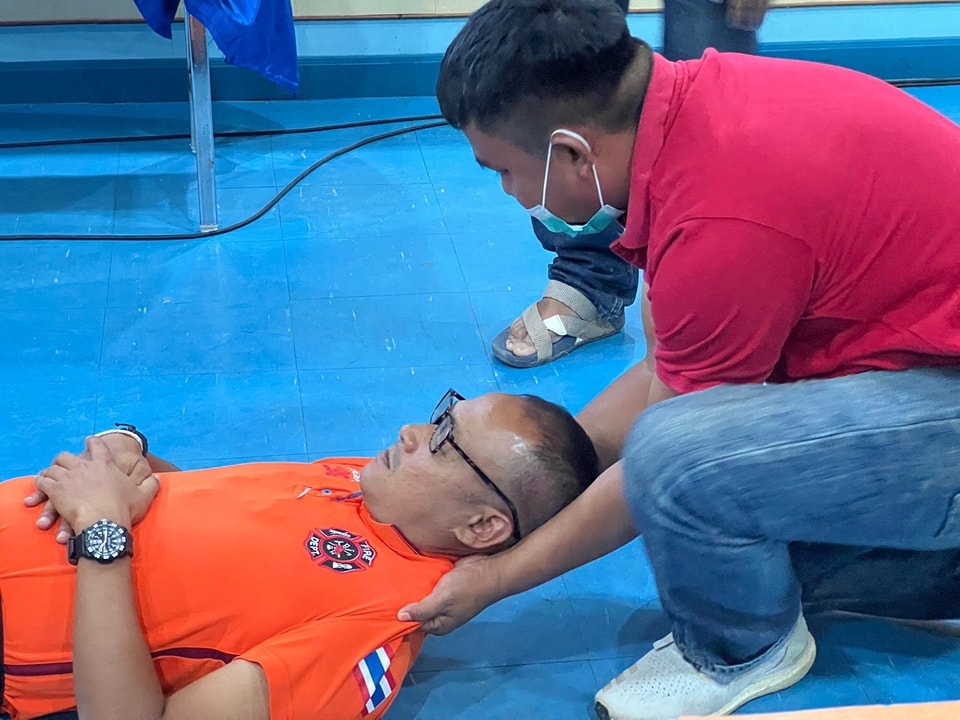 ตั้งแต่เมื่อวันที่ (24-28 /4/66) นำโดยจ.ส.อ.ศราวุธ พฤกษามุก
พร้อมด้วยน.ส ภัทรา ภิญโญ น.ส.กนกวรรณ พรหมพฤกษ์นายอาทิตย์ ถมนาค และนายพยุเกียรติ พุกยากรณ์ ได้เข้าร่วมฝึกอบรมโครงการ"หลักสูตรปฐมพยาบาลและช่วยปฏิบัติการแพทย์ขั้นพื้นฐาน"(EMR 40 ช.ม)รุ่นที่ 13 ณ ห้องประชุมโรงพยาบาลท่าแซะ อ.ท่า
แซะ จ.ชุมพร