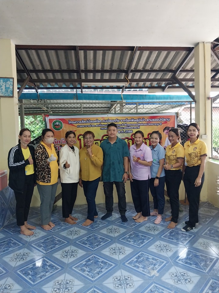 วันนี้ (17/7/66) ตั้งแต่เวลา 09.30-14.30น. นายรุ่งนพพร สง่าปู รองนายกเทศมนตรีและนายเทวฤทธิ์ อิสโรเลขานุการนายกเทศมนตรี  นายวรพันธ์ สุขประวิทย์ สมาชิกสภาเทศบาลเขต2ลงพื้นที่เยี่ยมและให้กำลังใจข้าราชการ/พนักงานปฏิบัติงานออกหน่วยบริการฉีดวัคซีนพิษสุนัขบ้า ประจำปี 2566
นำโดยนางสาวพรพรรณ แย้มมยาสุจริต หัวหน้าสำนักปลัด นางสาว เบญจวรรณ บุญชะตา
หัวหน้าฝ่ายบริหารงานทั่วไป นางสาวกาญจนา ทองแดง นักจัดการทั่วไปชำนาญการ นางสาวญานิศา ทั่งเนียม นักทรัพยากรบุคคล นางสาววัลยา นาคสิทธิ์ นักวิชาการสาธารณสุข นางสาว กนกวรรณ พรหมพฤกษ์ ผู้ช่วยนักวิชาการสาธารณสุข นางสาวศิริวัน เขียวอุดม ผู้ช่วยเจ้าพนักงานประชาสัมพันธ์ นาย ทศกร อภัยบริรัตน์ พนักงานขับรถยนต์ และนักศึกษาฝึกงาน 
ณ ศาลาวัดบ้านคลองสะเดา หมู่ที่ 6 ต.วังใหม่ อ.เมือง จ.ชุมพร