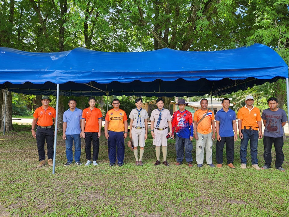 วันนี้ (29/6/66) เวลา 09.30 น.
งานป้องกันฯ นำโดย จ.ส.อ. ศราวุธ พฤกษามุก เจ้าพนักงานป้องกันฯ พร้อมด้วย พ.จ.อ. สิทธิชัย พิมสุวรรณ นักพัฒนาชุมชนชำนาญการ -พนักงานป้องกันฯ -พนักงานกองช่าง -พนักงานประปา ได้สนับสนุนเต๊นท์พร้อมติดตั้งจำนวน2หลัง ในกิจกรรม "โครงการชุมชุมลูกเสือจิตอาสาพระราชทาน ครั้งที่ 2 " 
ณ โรงเรียนวัดน้อมถวาย หมู่ที่ 2 ต.วังใหม่ อ.เมือง จ.ชุมพร