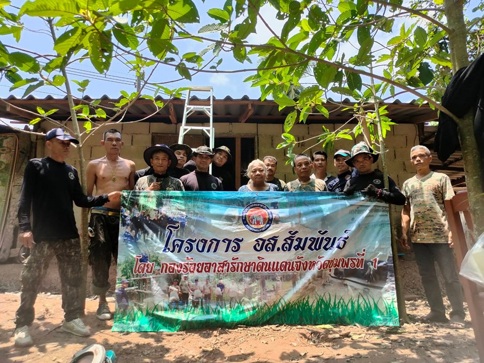 วันนี้ (6/4/67)ตั้งแต่เวลา 09.00 น. นายพรศักดิ์ พิมาน นายกเทศมนตรีตำบลวังใหม่พร้อมด้วยสมาชิกสภาเทศบาล
🙏🙏ขอขอบคุณ นายชัยพร ยังจีน (ปลัดหนุ่ม) ผบ.กองร้อยอาสารักษาดินแดนจังหวัดชุมพรที่ 1  ได้นำกำลังพลอส.สำรอง  ช่วยเหลือเปลี่ยนหลังคาบ้านที่อยู่อาศัยให้กับครอบครัว นางอารีย์ คันธสังข์ ในโครงการ "โครงการ อส. สัมพันธ์" ณ หมู่ที่ 2 ต.วังใหม่ อ.เมือง จ.ชุมพร