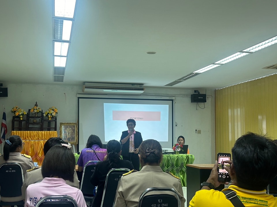 วันนี้( 4 /6/ 67 )เวลา 1300 นางสาว กนกวรรณ พรหมพฤกษ
งานสาธารณสุขและสิ่งแวดล้อม เทศบาลตำบลวังใหม่รับมอบหมาย เข้าร่วมการประชุม การถ่ายทอดองค์ความรู้ เรื่อง การขับเคลื่อนธนาคารขยะ (Recycleble Waste Bank) 
ณ ห้องประชุมเทศบาลตำบลวังไผ่ เทศบาลตำบลวังไผ่