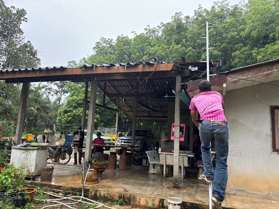 วันนี้( 25/6/67)เวลา 0930 น. 
นำโดย จ.ส.อ. ศราวุธ พฤกษามุกจพง.ป้องกันฯได้รับมอบหมายงาน จาก นาย พรศักดิ์ พิมาน นายกเทศมนตรี ตำบลวังใหม่ พร้อมด้วย พนักงานป้องกันฯ และ พนักงานกองช่าง ร่วมกัน ออกสำรวจความเสียหายจากเหตุ วาตภัย ณ บ้าน นาง สุมล กาญจณพิทักษ์ บ้านเลขที่ 134 หมู่ที่ 7 และ บ้าน นาย ไส พรมจันทร์ บ้านเลขที่ 108 หมู่ที่ 3 ต.วังใหม่ อ.เมือง จ.ชุมพร
