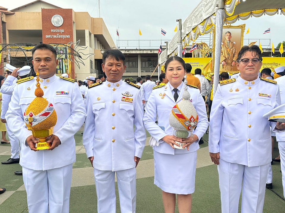 วันนี้ (28/7/67 เวลา 18.00 น. 
นำโดย นายพรศักดิ์ พิมาน นายกเทศมนตรีตำบลวังใหม่พร้อมด้วยบุคคลากรเทศบาลตำบลวังใหม่ ร่วมพิธีถวายเครื่องสักการะ วางพานพุ่ม และจุดเทียนถวายพระพรชัยมงคล" เนื่องในโอกาสพระราชพิธีมหามงคลเฉลิมพระชนมพรรษา 6 รอบ 28 กรกฏาคม 2567" ณ สำนักงานเทศบาลเมืองชุมพร อ.เมือง จ.ชุมพร