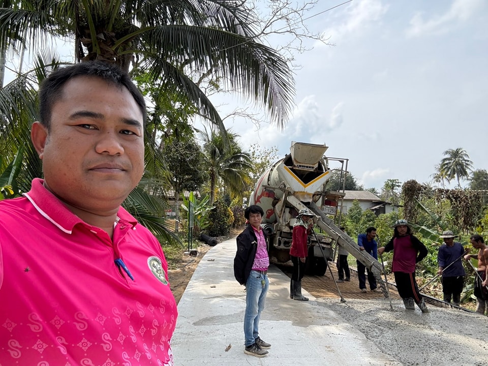 วันนี้ (21 ม.ค.68) เวลา 11.30 น.นำโดย จ.ส.อ.อนุสรณ์ ชะรินสาร นายช่างโยธา พร้อมด้วยนายชัยวัฒน์ อัมพวัน ผู้ช่วยนายข่างเขียนแบบ ลงพื้นที่ปฏิบัติงานติดตามงานถนนผู้รับจ้าง
ทำการ เทคอนกรีต ถนน ณ ซอย
 เสียบญวน 5/1หมู่ที่2 ต.วังใหม่ อ.เมือง จ.ชุมพร