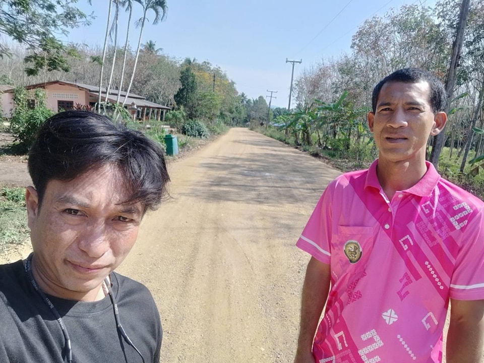วันนี้ (11 ก.พ 68)เวลา 10.30 น. นำโดย จ.ส.อ.กีรติ มากนาสัก พร้อมด้วย นายชัยวัฒน์ อัมพวันผู้ช่วยนายช่างเขียนแบบลงพื้นที่ปฏิบัติงานติดตามการทำถนนลงหินคลุกณซอยถนนช่องขุนแก้ว หมู่ที่ 6 ต.วังใหม่ อ.เมือง จ.ชุมพร