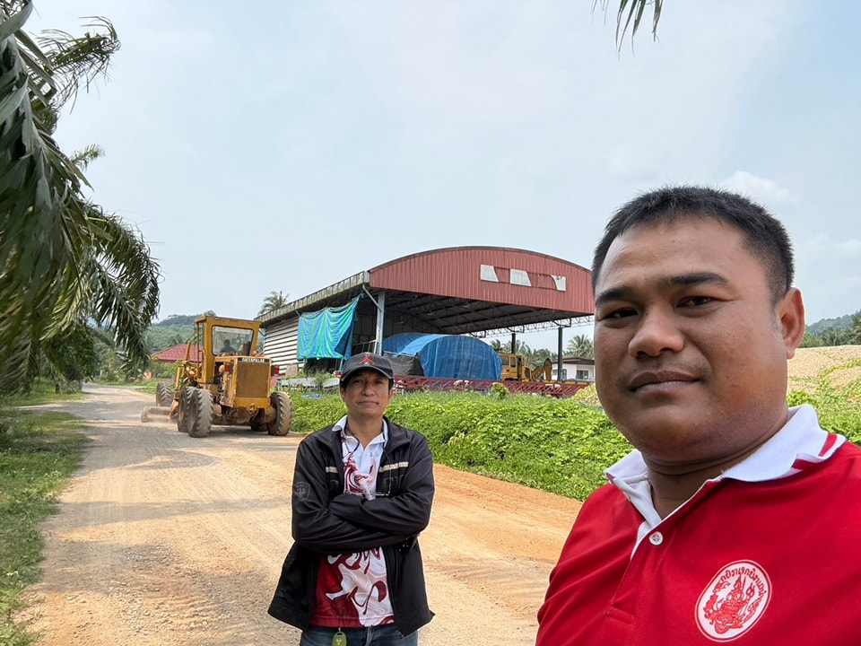 วันนี้ (20 มี.ค.68 )เวลา14.30น. 
 นำโดย จ.ส.อ.อนุสรณ์ ชะรินสารนายช่างโยธา พร้อมด้วย นายชัยวัฒน์ อัมพวัน ผู้ช่วยนายช่างเขียน ลงพื้นที่ปฏิบัติงานติดตาม ผู้รับจ้างทำการปรับพื้น ที่ ณ ซอยศูนย์พัฒนาเด็กเล็กเทศบาลตำบลวังใหม่ หมู่ที่ 5 ต.วังใหม่ อ.เมือง จ.ชุมพร