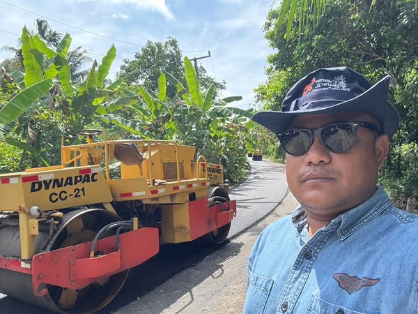 วันนี้( 5 พ.ค.  68) เวลา 09.00 น. จ.ส.อ อนุสรณ์ ชะรินทร์สารนายช่างโยธารักษาราชการแทนผอ.กองช่างลงพื้นที่ปฏิบ้ติงานปูพื้นถนนแอตฟัลน์ติกคอนกรีตถนน ณ ซอยช่องคุณแก้ว หมู่ที่ 6 หมู่ที่ 6 ต.วังใหม่ อ.เมือง จ.ชุมพร