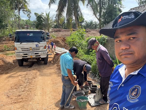 วันนี้ (9พ.ค.68) จ.ส.อ.อนุสรณ์ชะรินสาร นายช่างโยธารักษา 
การณ์ ผอ.กองช่างเทศบาลตำบลวังใหม่ลงพื้นที่ปฏิบัติงานติดตามงานถนนผู้รับจ้างทำการเทคอนคกรีต "โครงการถนนน้ำล้น" ณ บ้าน พรุ่ชิง หมู่ที่ 8 ต.วังใหม่ อ.เมือง จ.ชุมพร