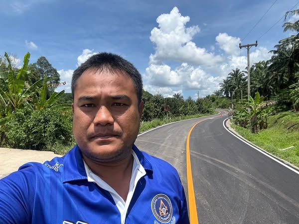 วันนี้( 9พ.ค.68) เวลา 13.00น.
จ.ส.อ.อนุสรณ์ ชะรินสารลงพื้นที่ปฏิบัติงานติดตามงานถนน
ผู้รับจ้างทำการตีเส้นถนน ณ
ซอยช่องขุนแก้ว เชื่อมต่อบ้านคลองพร หมู่ที่ 6 ต.วังใหม่ อ.เมือง จ.ชุมพร