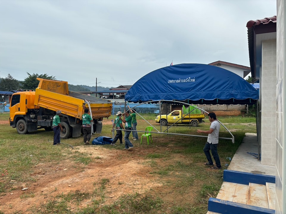 วันนี้( 14 พ.ค.68) เวลา 0930 น
นำโดย จ.ส.อ.ศราวุธ พฤกษามุก จพง.ป้องกันฯพร้อมด้วย พ.จ.อ. สิทธิชัย พิมสุวรรณ นักพัฒนาชุมชนชำนาญการ พนักงานป้องกันฯ และพนักงานกองช่าง
ดำเนินการขึ้นเต็นท์ จำนวน 1 หลัง เก้าอี้ 50 ตัว กิจกรรมงานกลางบ้าน ณ ซอยห้วยออก ม.5 ตำบลวังใหม่ และเก็บเต็นท์จำนวน3 หลังณ เทศบาลตำบลวังใหม่ อ.เมือง จ. ชุมพร