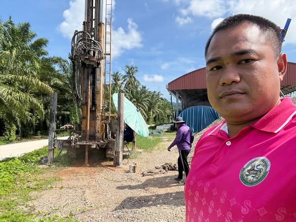 วันนี้ (20/พ.ค./68) เวลา  09.00 น. จ.ส.อ.อนุสรณ์ ชะรินสาร นายช่างโยธา รักษาการณ์ ผอ.กองช่าง เทศบาลตำบลวังใหม่ลงพื้นที่ปฏิบัติงานเตรียมการ การเจาะบ่อบาดาล ณ.หมู่ที่ 5 ต.วังใหม่
อ.เมือง จ.ชุมพร