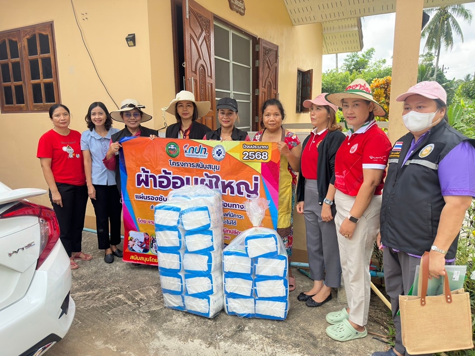 วันนี้ ( 29 พ.ค.68) ตั้งแต่เวลา 08.30. น.งานสาธารณสุขและสิ่งแวดล้อมเทศบาลตำบลวังใหม่ นำโดย นางสาว พรพรรณ แย้มมยาสุจริต หัวหน้าสำนักปลัด นางสาวญานิศา ทั่งเนียม หัวหน้าฝ่ายบริหารงานทั่วไป พร้อมด้วยนางวัลยา นาคสิทธิ์ นักวิชาการสาธารณสุข นางสาว ปาริตา วรรณนิยม นักวิเคราะห์นโยบายและแผน นางสาวกาญจนา ทองแดง นักจัดการงานทั่วไป นางสาวกนกวรรณ พรหมพฤกษ์ ผู้ช่วยเจ้าพนักงานสาธารณสุข นางสาวศิริวัน เขียวอุดม ผู้ช่วยเจ้าพนักงานประชาสัมพันธ์ นางจันทรา รักจันทร์ แม่บ้าน (ช่วยขับรถยนต์)  นายศราวุธ ศรีสุบัติ คนงานทั่วไป (ช่วยขับรถยนต์) ร่วมกับเจ้าหน้าที่โรงพยาบาลส่งเสริมสุขภาพประจำตำบลวังใหม่และคณะทีมงานอสม.รพ.สต.วังใหม่ลงพื้นที่ปฏิบัติงานร่วมกันใน
 "โครงการสนับสนุนผ้าอ้อมผู้ใหญ่ แผ่นรองซับการขับถ่าย และผ้าอ้อมทางเลือก สำหรับบุคคลที่มีภาวะพึ่งพิงและบุคคลที่มีภาวะปัญหาการกลั้นปัสสาวะหรืออุจจาระไม่ได้ ประจำปี งบประมาณ 2568" จำนวน  15 ราย ในพื้นที่ หมู่ที่ 2,3,และหมู่ที่ 4 ต.วังใหม่ อ.เมือง จ.ชุมพร