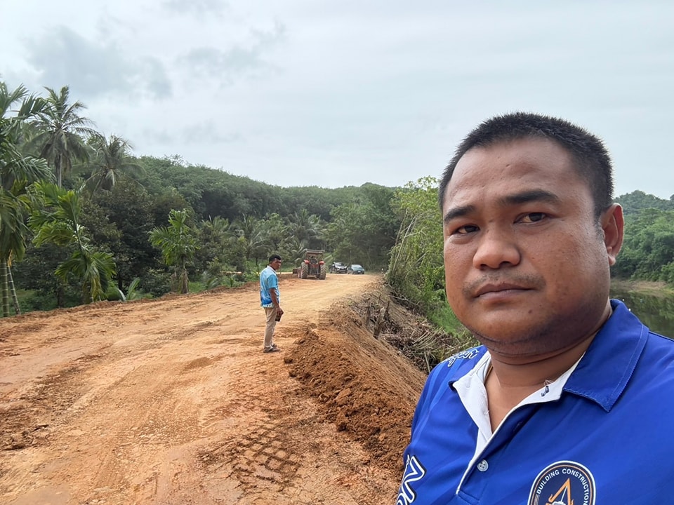 วันนี้( 30 พ.ค.69) 13.00 น.นำโดยนายสุนทร ดำวรรณ์ ปลัดเทศบาลปฏิบัติหน้าที่นายกเทศมนตรีตำบลวังใหม่ จ.ส.อ.อนุสรณ์ ชะรินสาร นายช่างโยธารักษาการณ์ผอ.กองช่าง จ.ส.อ. ศราวุธ พฤกษามุกเจ้าพนักงานป้องกันฯ นาย ชัยวัฒณ์ อัมพวัน ผู้ช่วยนายช่างเขียนแบบลงพื้นที่ปฏิบัติงานติดตามผู้รับจ้างทำการ ปรับพื้นทางเดิม สายพรุชิง-เขาการ้อง หมู่ที่ 8 ต.วังใหม่ อ.เมือง จ.ชุมพร
