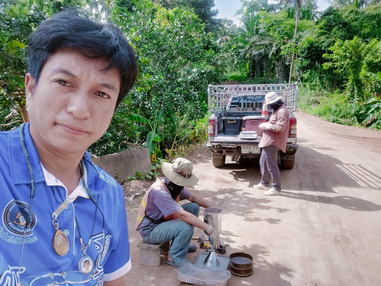 วันนี้ (25ก.ค.68)เวลา 14.00น. นายชัยวัฒน์ อัมพวัน ผู้ช่วยนายช่างเขียนแบบ พนักงานกองช่างเทศบาลตำบลวังใหม่
ลงพื้นที่ปฏิบัติงานเจาะถนน
ทดสอบชั้นดินเดิม ณ ถนนสนามเป้าพรุ่ชิง-เขาการ้องหมู่ที่ 8 ต.วังใหม่ อ.เมืองจ.ชุมพร