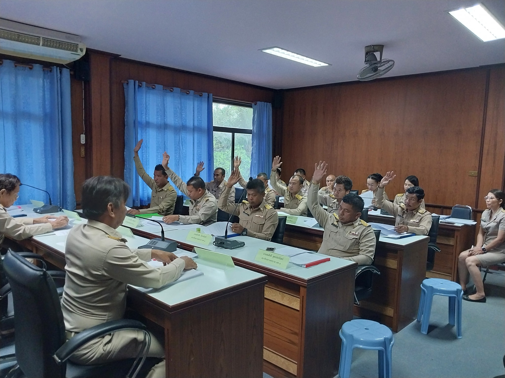 #เทศบาลตำบลวังใหม่ ประชุมสภาสมัยสามัญ สมัยที่3/2568 ครั้งที่ 2
วันนี้ (15สิงหาคม 2568) เวลา 09.00 น. นายพรศักดิ์ พิมานนายกเทศมนตรีตำบลวังใหม่เข้าร่วมการประชุมสภาสมัยสามัญ สมัยที่ 3/2568 ครั้งที่ 2 โดยนายรุ่งนพพร. สง่าปู ประธานสภา นำจุดธูปเทียนบูชาพระรัตนไตร 
ผู้เข้าร่วมประชุมประกอบด้วยผู้บริหาร สมาชิกสภาเทศบาลเทศบาล ปลัดเทศบาลตำบลวังใหม่ หัวหน้าสำนักปลัด หัวหน้าฝ่ายบริหารงานทั่วไป ผอ.กองคลัง นายช่างโยธา รักษาราชการแทนผอ.กองช่างนักวิเคราะห์นโยบายและแผน นักจัดการงานทั่วไป ผู้ใหญ่บ้าน ผู้ช่วยผู้ใหญ่สารวัตรกำนัน
เพื่อเสนอโครงการแผนการดำเนินงานวาระต่างๆจากสภาเป็นไปตามระเบียบและขั้นตอนนำสู่การปฏิบัติอันส่งผลประโยชน์ต่อประชาชนในพื้นที่ ต่อไป
ณ ห้องประชุมเทศบาลตำบลวังใหม่ อ.เมือง จ.ชุมพร