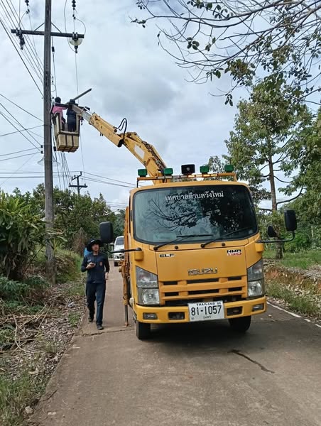 #ช่างไฟฟ้า กองช่างเทศบาลตำบลวังใหม่ เร่งซ่อมเปลี่ยนหลอดไฟชำรุดในพื้นที่
วันนี้ (19 สิงหาคม 2568) เวลา 09.00 น. นำโดย นายเขมฐณัฐ
อรุณโชติ ผู้ช่วยนายช่างไฟฟ้า พนักงานกองช่างเทศบาลตำบลวังใหม่ พร้อมด้วย นักศึกษาฝึกงานช่างไฟฟ้า
ลงพื้นที่ปฏิบัติงานเปลี่ยนซ่อมบำรุงหลอดไฟส่องสว่าง2ข้างถนน ณ ซอยคลองพร 2 หมู่ที่ 4
 ตำบลวังใหม่ อ.เมืองชุมพร จ.ชุมพร
