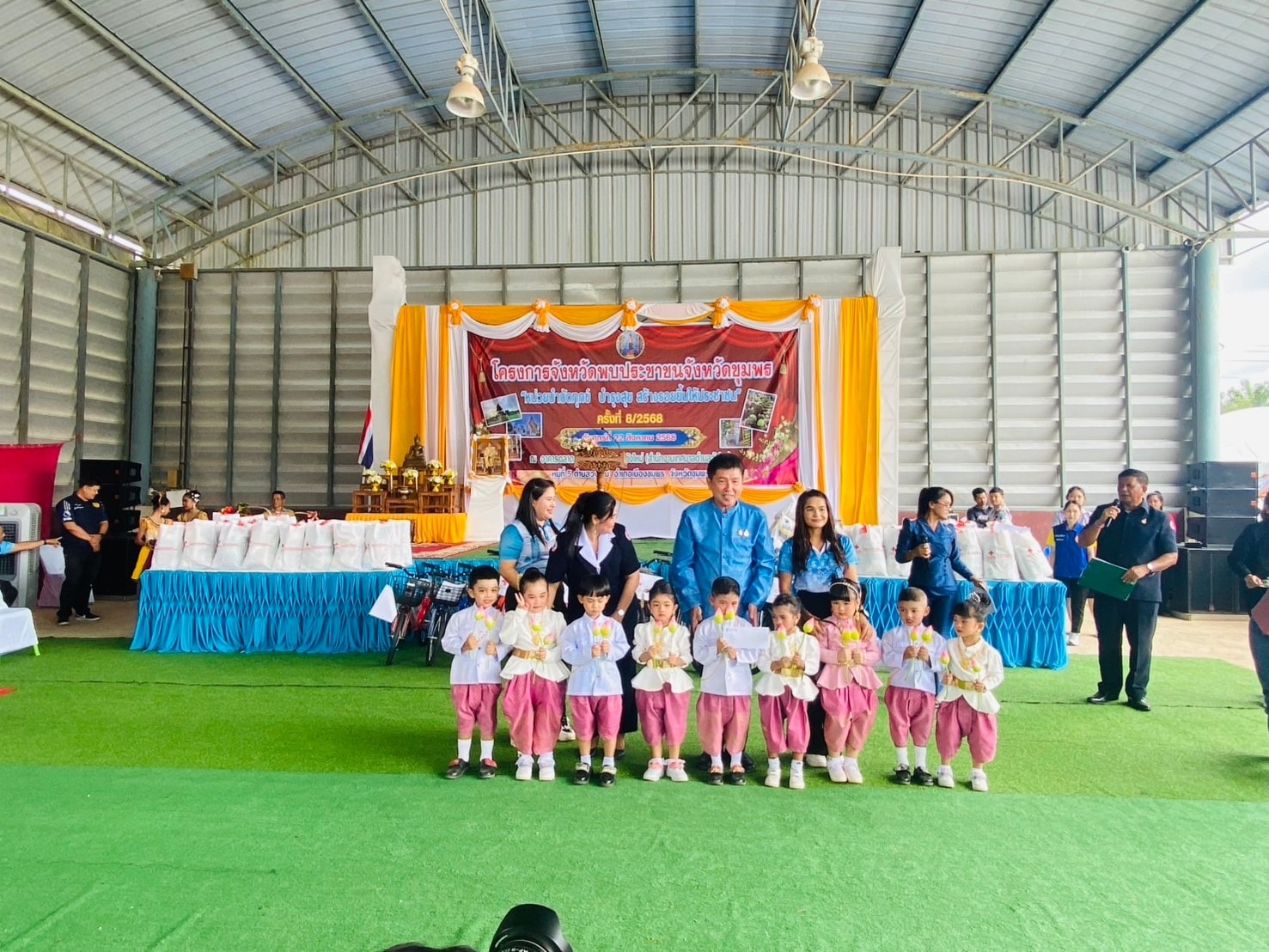 #นายเธียรชัย ชูกิตติวิบูลย์ 
ผู้ว่าราชการจังหวัดชุมพร เป็นประธานเปิด "โครงการจังหวัดพบประชาชนจังหวัดชุมพรหน่วยบำบัดทุกข์ บำรุงสุข สร้างรอยยิ้มให้กับประชาชน ครั้งที่ 8 ประจำปี 2568 "
