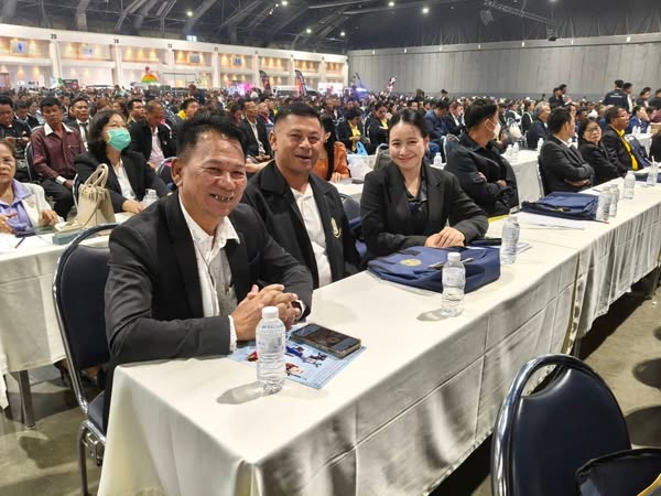 # นายพรศักดิ์ พิมาน
นายกเทศมนตรีตำบลวังใหม่ ร่วมประชุมสันนิบาตรเทศบาลแห่งประเทศไทย
นายพรศักดิ์ พิมาน นายกเทศมนตรีตำบลวังใหม่ พร้อมด้วย นายสมศักดิ์ สูตรประจันต์ สมาชิกสภาเทศบาล นางสาวพรพรหม พิมาน เลขานุการนายกเทศมนตรี
เข้าร่วมการประชุมและการสัมมนาทางวิชาการ สมาคมสันนิบาตเทศบาลแห่งประเทศ
ไทย
ครั้งที่ 2 ประจำปีงบประมาณ พ.ศ. 2568 ระหว่างวันที่ 17-19
กันยายน 2568
ณ อาคารชาเลนเจอร์ อาคาร2เมืองทองธานี อำเภอปากเกร็ด จังหวัดนนทบุรี