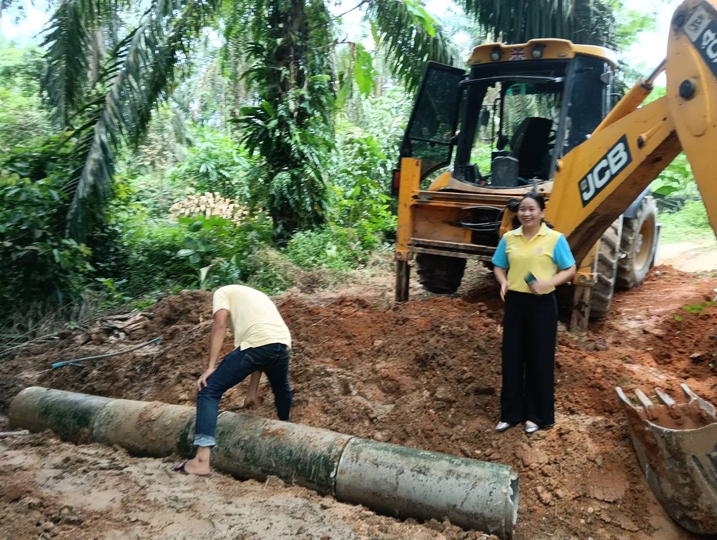 # นายพรศักดิ์ พิมาน นายกเทศ
มนตรี ตำบลวังใหม่ สั่งเร่งวางท่อคูระบายน้ำ
วันนี้ ( 22 กันยายน 2568) เวลา 13.00 น.นำโดยนาง สาวพรพรหม พิมาน เลขานุการนายกเทศมนตรีตำบลวังใหม่  พร้อม
ด้วย นายสราวุธ สิทธิ์ศักดิ์ พนักงานขับเครื่องจักรกลขนาดกลาง พนักงานกองช่าง
ลงพื้นที่ปฏิบ้ติงานที่ได้รับมอบหมายจากนายพรศักดิ์ พิมาน นายกเทศมนตรีตำบลวังให้ วางท่อคูระบายน้ำ ณ ซอย ศูนย์พัฒนาด็กเล็กเทศบาลตำบลวังใหม่ หมู่ที่  5 ต.วังใหม่ อ.เมืองชุมพร จ.ชุมพร