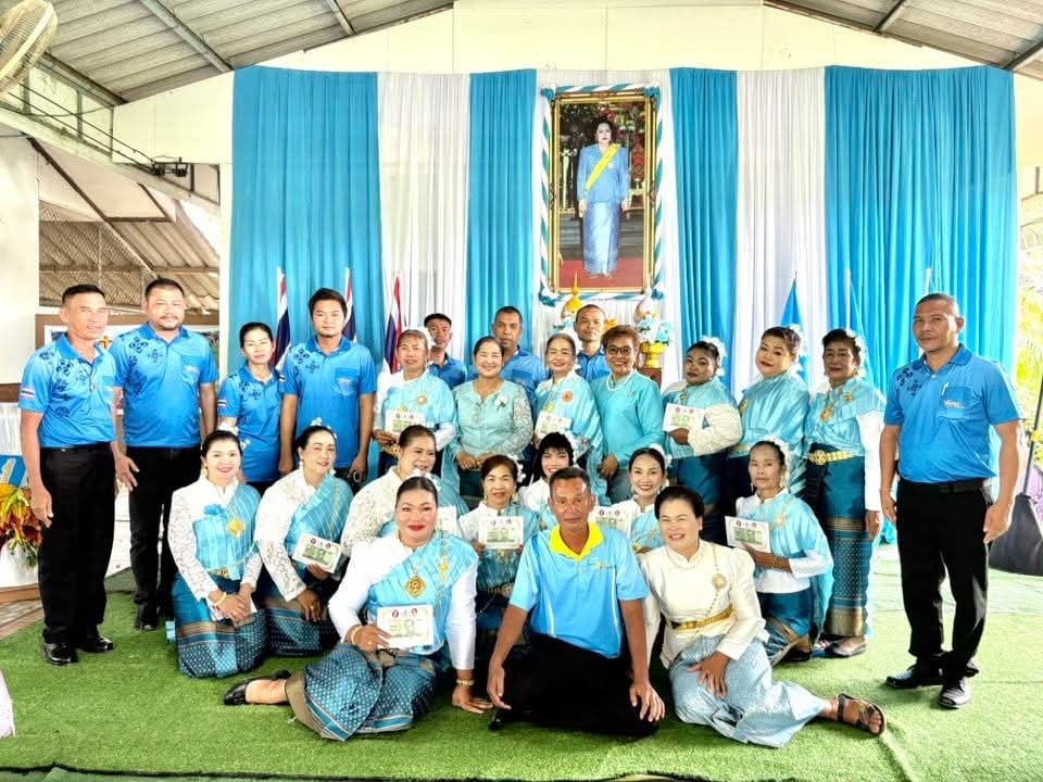 #นายพรศักดิ์ พิมาน นายกเทศมนตรีตำบลวังใหม่ร่วมพิธีพระราชทานกองทุนแม่ของแผ่นดิน
วันนี้ (30ก.ย68)เวลา 13.30 น.
นำโดยนายพรศักดิ์ พิมานนายกเทศมนตรีตำบลวังใหม่ พร้อมด้วยสมาชิกสภาเทศบาล เขต 1และเขต2 ร่วมพิธีอัญเชิญและสมโภชเงินขวัญถุงพระราชทานกองทุนแม่ของแผ่นดิน ณ บ้าน นาเนียนใต้ หมู่ที่9 ต.วังใหม่ อ.เมืองชุมพร จ.ชุมพร
ประธานเปิดในพิธี นายนพพร มีสติ ปลัดอำเภอ (เจ้าพนักงานปกครองชำนาญการพิเศษ) รักษาราชการแทนนายอำเภอเมืองชุมพร การสมโภชเงินขวัญถุงพระราชทานกองทุนแม่ของแผ่นดินเพื่อแสดงออกความจงรักภัคดีและสำนึกในพระมหากรุณาธิคุณของสมเด็จพระนางเจ้าสิริกิติ์ พระบรมราชินีนาถพระบรมราชชนนีพันปีหลวง และตระหนักความสำคัญของกระบวนการป้องกันและแก้ไขปัญหายาเสพติดในหมู่บ้าน/ชุมชนด้วยพลังชุมชน/พลังแผ่นดิน
ทั้งนี้มีผู้ร่วมงาน กำนันผู้ใหญ่บ้าน ผู้ช่วยผู้ใหญ่บ้าน สารวัตกำนัน แพทย์ประจำตำบลหัวหน้าส่วนราชการในพื้นที่ เลขา อบจ. สจ.เขตพื้นที่ ผอ.โรงเรียน คณะครู นักเรียนในพื้นที่  ชุดการแสดงรำต้อนรับ อสม.บ้านท่าไม้ลาย และประชาชน หมู่ที่ 1 หมู่ที่ 9 ต.วังใหม่ อ.เมืองชุมพร จ.ชุมพร