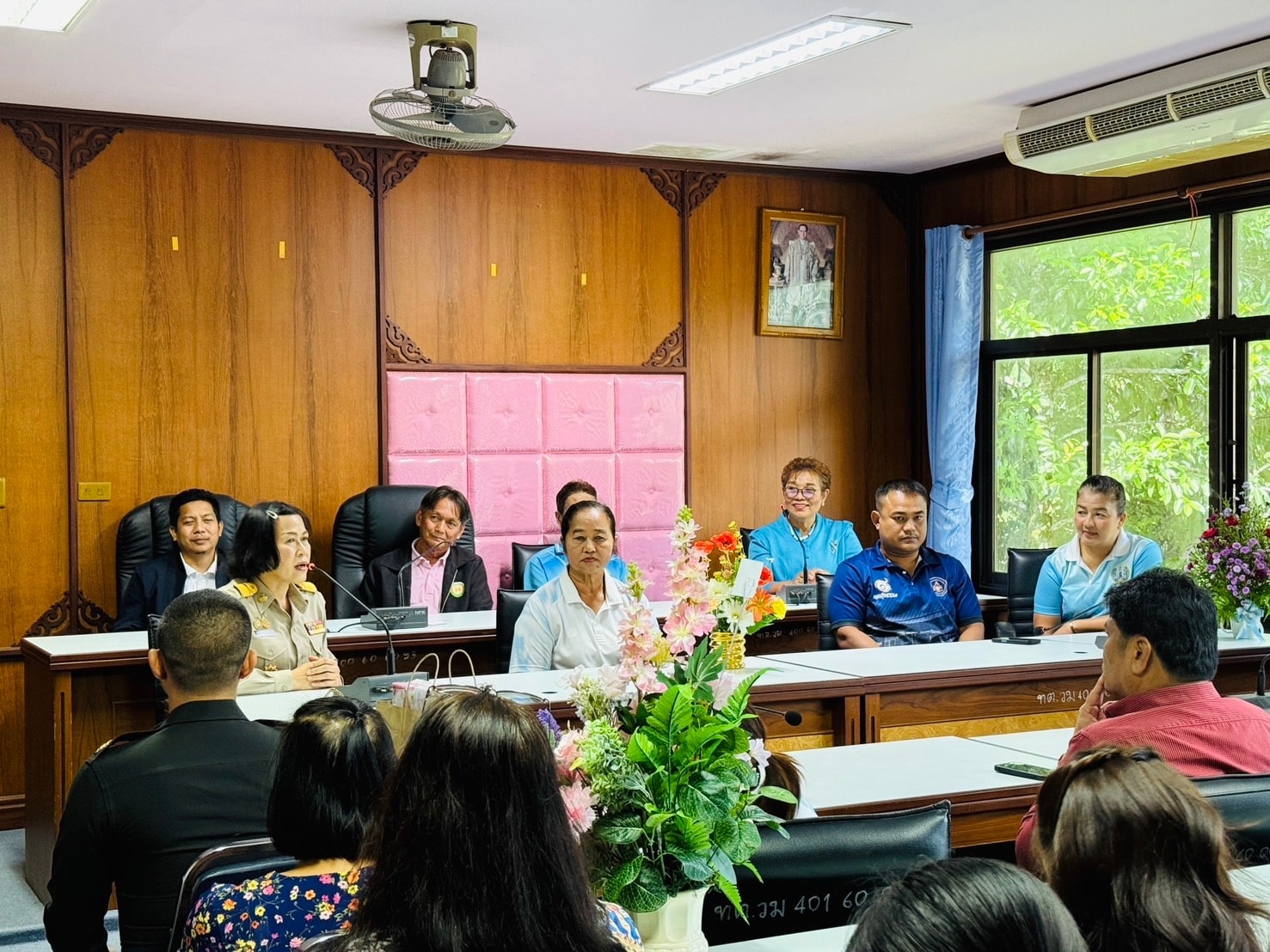 #เทศบาลตำบลวังใหม่ ยินดีต้อนรับ ปลัดเทศบาลคนใหม่และคณะ
วันนี้ (3ตุลาคม 2568)เวลา 09.00 น. นำโดยนายราชิต ชังช่างเรือ รองนายกเทศมนตรีตำบลวังใหม่ พร้อมด้วย นายประสานแขกเพชร ที่ปรึกษานายกเทศมนตรี นางสาว กนกอร อินทโก ผอ.กองคลัง และจ.ส.อ.อนุสรณ์ ชะรินทร์สารนายช่างโยธา รักษาราชการแทน ผอ.กองช่าง ได้ให้การต้อนรับ
ปลัดเทศบาลตำบลวังใหม่และคณะ นางสาว ณัฐชานันท์ รักษ์อติกิตติ์  ชี่งย้ายจาก ปลัด องค์การบริหารส่วนตำบลนากระตาม ณ ห้องประชุมเทศบาลตำบลวังใหม่ อ.เมืองชุมพร จ.ชุมพร