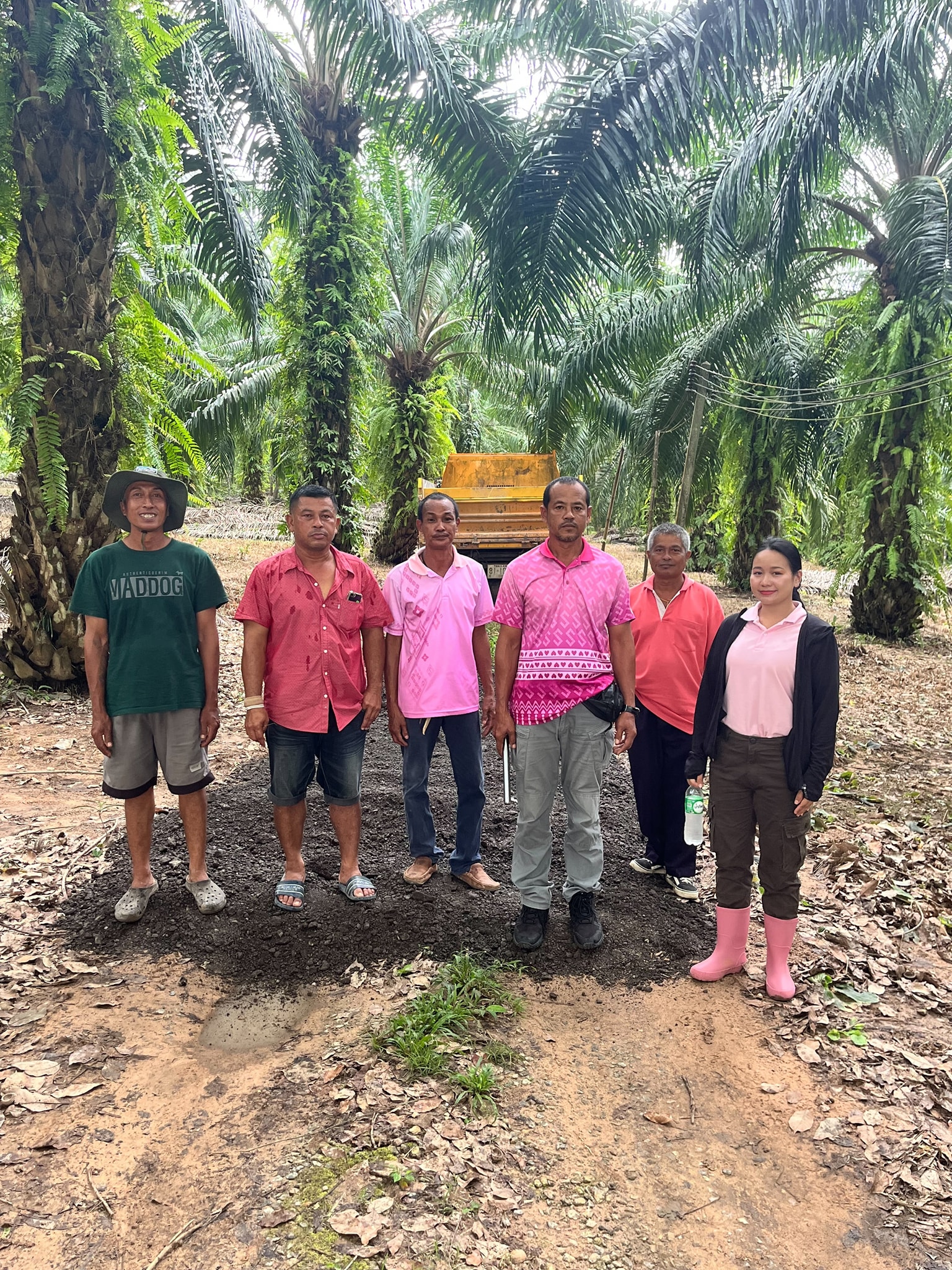 วันนี้ (14ต.ค.68) เวลา 14.00น.
นำโดย นางสาว พรพรหม พิมาน เลขานุการนายกเทศมนตรีตำบลวังใหม่ พร้อมด้วย สมาชิกสภาเทศบาล เขต 1 และเขต2  พนักงานกองช่าง นายสมพร พรมโยธา พนักงานขับเครื่องจักรกลขนาดเบา นายปกรณ์ เศษสุข พนักงานขับเครื่องจักรกลขนาดหนัก และนายเฉลิมพงค์ พรหมวิสัย คนงานทั่วไป
ลงพื้นที่ปฎิบัติงานตามที่ได้รับมอบหมายจากนายกเทศมนตรี ลงอัลฟั้นส์ ณ ชอย สมชาย 
หมู่ที่ 8 บ้านพรุ่ชิง ต.วังใหม่ อ.เมืองชุมพร จ.ชุมพร