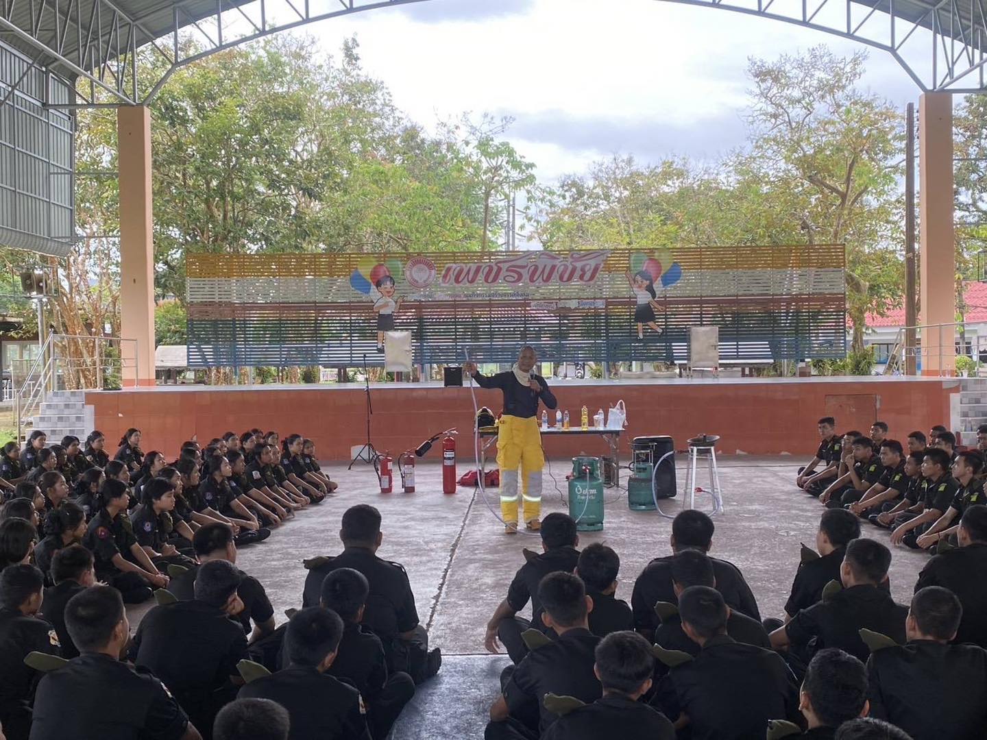 เมื่อ 20 ต.ค.68 เวลา 13.00 น. จ.ส.อ.ศราวุธ พฤกษามุก เจ้าพนักงานป้องกันฯ
เป็นวิทยากรบรรยาย วิชา ป้องกันและบรรเทาสาธารณภัยและระงับอัคคีภัยให้กับ นศท.
ชั้นปีที่ 1 ณ ศูนย์ฝึกโรงเรียนพิชัยรัตนาคาร อ.เมือง
 จ.ระนอง