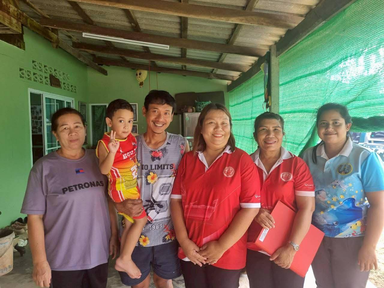 กิจกรรมเยี่ยมบ้านเด็ก ศูนย์พัฒนาเด็กเล็กโรงเรียนวัดน้อมถวาย ประจำปีการศึกษา 2568 ในระหว่างวันจันทร์ที่ 20 ตุลาคม 2568 ถึงวันศุกร์ที่ 24 ตุลาคม 2568
จุดประสงค์ของการเยี่ยมบ้านเด็ก การสร้างความสัมพันธ์ที่ดีระหว่างบ้านและโรงเรียน เพื่อให้ครูได้รับข้อมูลเชิงลึกเกี่ยวกับสภาพความเป็นอยู่และครอบครัวของนักเรียนอย่างแท้จริง ข้อมูลที่ได้จะนำไปใช้ในการพัฒนา ส่งเสริม ป้องกัน และแก้ไขปัญหา รวมถึงการจัดสรรทรัพยากรและปรับการสอนให้เหมาะสมกับนักเรียนแต่ละบุคคล