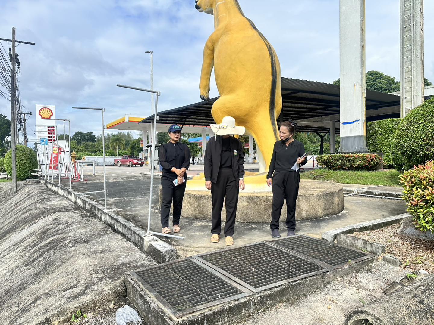 วันนี้ 7 พฤศจิกายน 2568 เวลา 0930 น
     งานสาธารณสุขและสิ่งแวดล้อม นำโดย นางสาวพรพรรณ แย้มมายาสุจริต หัวหน้าสำนักปลัดเทศบาล นางสาวญานิศา ทั่งเนียม หัวหน้าฝ่ายงานบริหารทั่วไป และนางสาวกนกวรรณ พรหมพฤกษ์ ผู้ช่วยเจ้าพนักงานสาธารณสุข ลงพื้นที่ออกตรวจ เพื่อต่อใบอนุญาตกิจการที่เป็นอันตรายต่อสุขภาพ ประเภทที่ 12 กิจการที่เกี่ยวกับปิโตรเลียม (3) การผลิต การกลั่น การสะสม การขนส่งน้ำมันปิโตรเลียม หรือผลิตภัณฑ์ปิโตรเลียมต่างๆ ณ ปั๊มเชลล์ ม.1 ต.วังใหม่ อ.เมือง จ.ชุมพร